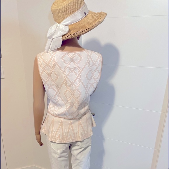 Large BCBGMAXAZRIA Gardenia top with bottom detail flair. Pink - Picture 4 of 17